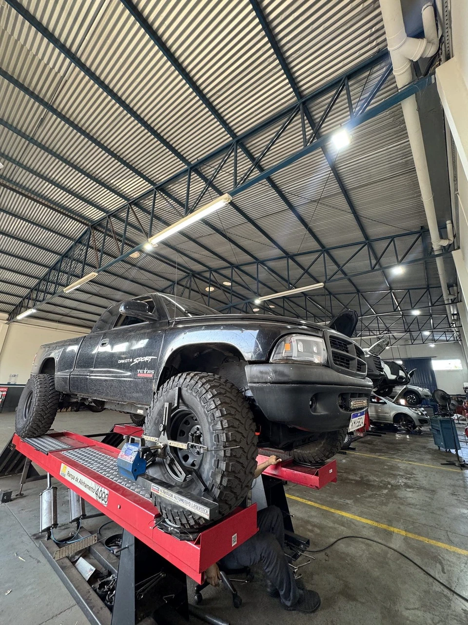Veículo sendo alinhado na oficina Podium Car